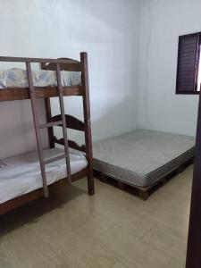 Sitio Cantinho da Alegria في كونفينس: سريرين بطابقين يجلسون بجوار بعضهم البعض في غرفة