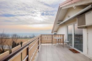 un balcón de una casa con una mesa encima en Oaza udobja s čudovitim razgledom en Oplotnica