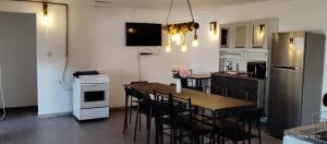 cocina y comedor con mesa y sillas en Casona Litril, en Dichato