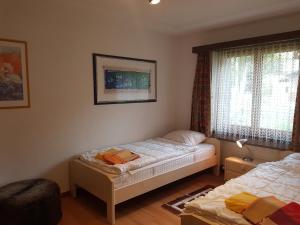1 Schlafzimmer mit 2 Betten und einem Fenster in der Unterkunft Stgirat (356 Ac) in Valbella