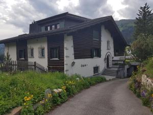 ein weißes und schwarzes Haus mit einem Pfad davor in der Unterkunft Stgirat (356 Ac) in Valbella