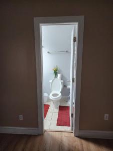 uma casa de banho com um WC branco num quarto em Private room balcony and bathroom in Charleston em Charleston