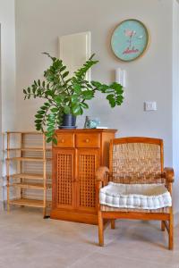 una maceta sentada en la parte superior de un armario de madera en Charmant Appartement Topaze en Papeete