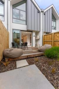 uma casa moderna com um deque e uma casa em Urban Nest - Entire Townhouse and Free Parking em Christchurch