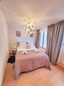 מיטה או מיטות בחדר ב-GRAND SABLON Stylish Brussels City Center Apartment