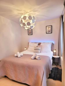 Un dormitorio con una cama con una pelota de fútbol. en GRAND SABLON Stylish Brussels City Center Apartment en Bruselas