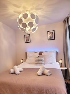 Cama o camas de una habitación en GRAND SABLON Stylish Brussels City Center Apartment