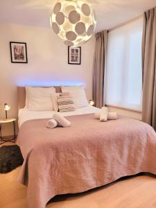 Uma cama ou camas num quarto em GRAND SABLON Stylish Brussels City Center Apartment