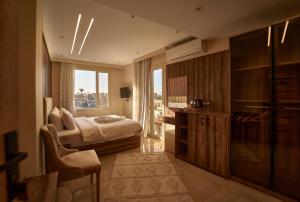 ein Hotelzimmer mit einem Bett und einem Balkon in der Unterkunft The Palace Pyramids Hotel in Kairo