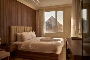 Dormitorio pequeño con cama y ventana en The Palace Pyramids Hotel en El Cairo