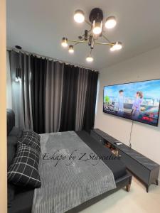 1 dormitorio con 1 cama y TV de pantalla plana en Apartment in Batasan Hills in QC, en Manila
