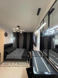 1 dormitorio con 2 camas y TV de pantalla plana en Apartment in Batasan Hills in QC, en Manila
