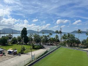 巴東海灘的住宿－The Nature Phuket - SHA Extra Plus，公园和水域的景色