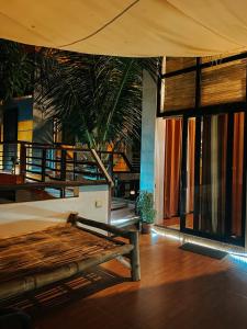 Postel nebo postele na pokoji v ubytování The Bistro House - Loft Unit - Vigan