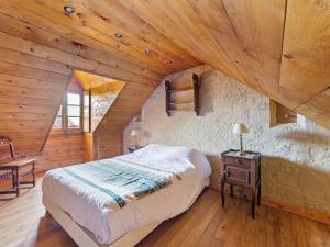 een slaapkamer met een bed en een houten plafond bij Norman manor house 8-10 pers in Saint-Martin-des-Entrées
