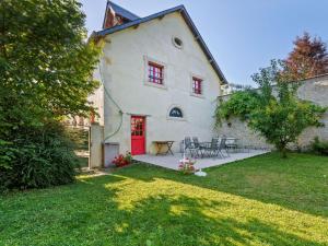 een wit huis met een rode deur en een tuin bij Norman manor house 8-10 pers in Saint-Martin-des-Entrées