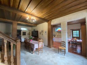 een keuken en eetkamer met een tafel en stoelen bij Norman manor house 8-10 pers in Saint-Martin-des-Entrées