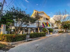 una calle frente a un edificio con banderas en Hotel Milan Boutique, en Neiva