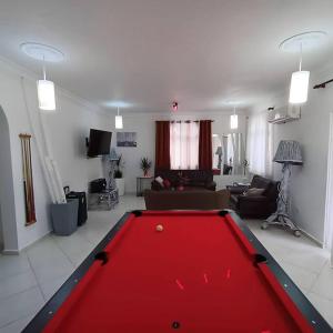 ein Wohnzimmer mit einem roten Billardtisch in der Unterkunft Luxury Villa Classic style - 7 min. from the beach in San Felipe de Puerto Plata