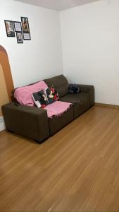 sala de estar con sofá y cama en Apartamento Super Aconchegante em Ambiente Familiar, en Contagem