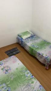 two beds sitting on the floor in a room at Apartamento Super Aconchegante em Ambiente Familiar in Contagem