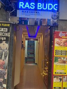 RAS Hotel في كوالالمبور: ممر في مبنى به درج ولافتات