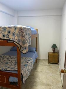 Poschodová posteľ alebo postele v izbe v ubytovaní Apartamento en sandona