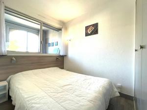 セットにあるAppartement Sète, 1 pièce, 4 personnes - FR-1-338-11のベッドルーム(白いベッド1台、窓付)