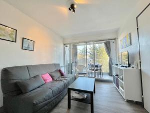 セットにあるAppartement Sète, 1 pièce, 4 personnes - FR-1-338-11のリビングルーム(ソファ、テーブル付)