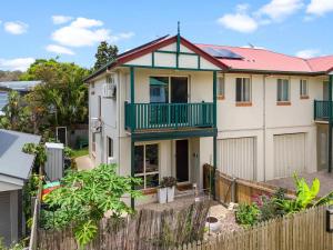 una casa con una valla delante de ella en Luxurious Urban Eco Escape 3br en Brisbane