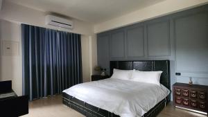 Ένα ή περισσότερα κρεβάτια σε δωμάτιο στο Little Shanghai Homestay