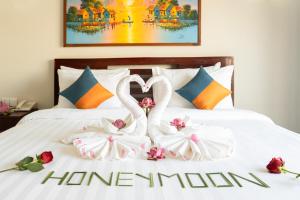 Letto o letti in una camera di Ratana Angkor Hotel
