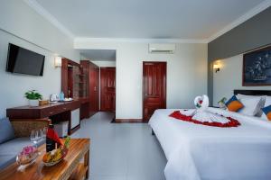 Letto o letti in una camera di Ratana Angkor Hotel
