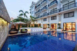 una piscina di fronte a un edificio di Ratana Angkor Hotel a Siem Reap