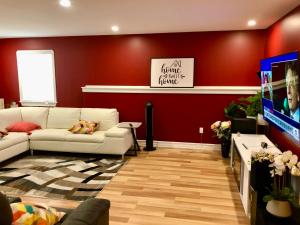 Vito Place في هاليفاكس: غرفة معيشة مع أريكة وتلفزيون
