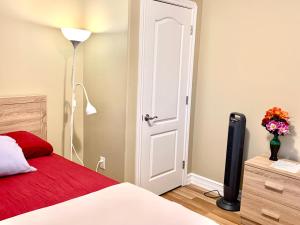 um quarto com uma cama vermelha e uma porta branca em Vito Place em Halifax