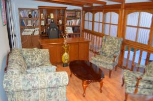 a living room with two chairs and a coffee table at Hotel Boutique Amalfi in Iquique