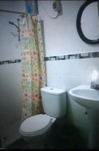 ein Bad mit einem WC und einem Waschbecken in der Unterkunft Casa acogedora y relajante in Ica