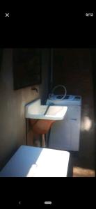 ein Bad mit einem Waschbecken und einem Schreibtisch in der Unterkunft Casa acogedora y relajante in Ica