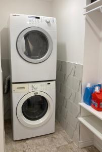 a washing machine and a washer in a bathroom at Clara’s homestay in Montréal