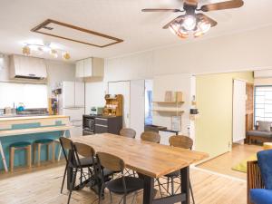 PEDAL TERRACE في إيدا: مطبخ وغرفة طعام مع طاولة وكراسي خشبية