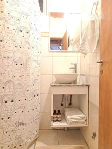 uma casa de banho com uma cortina de chuveiro com faces em La Guanaca em Perito Moreno