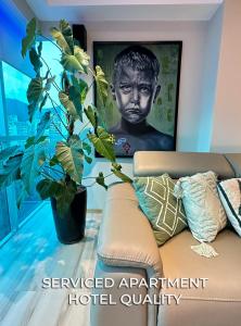 瓦倫西亞的住宿－Serviced Apartment Pretty Penthouse Valencia，带沙发和植物的客厅