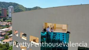 um grupo de pessoas em pé no topo de um edifício em Serviced Apartment Pretty Penthouse Valencia em Valencia