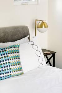 Cama ou camas em um quarto em Hollywoodland Suite Built in Exquisite Contemporary Style