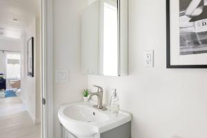 Um banheiro em Hollywoodland Suite Built in Exquisite Contemporary Style