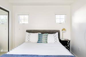 Cama ou camas em um quarto em Hollywoodland Suite Built in Exquisite Contemporary Style