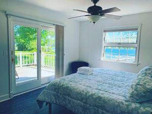 una camera con letto e ventilatore a soffitto di Spacious Lakefront - Remodeled, Views & All Amenities Included a Skaneateles