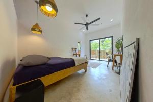 a bedroom with a bed and a dining room at Casa Zélli guiones in Nosara