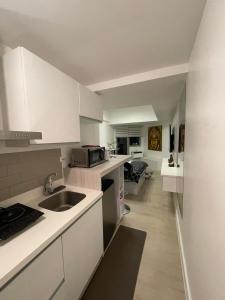 Virtuvė arba virtuvėlė apgyvendinimo įstaigoje Azure North Monaco Tower Unit 608